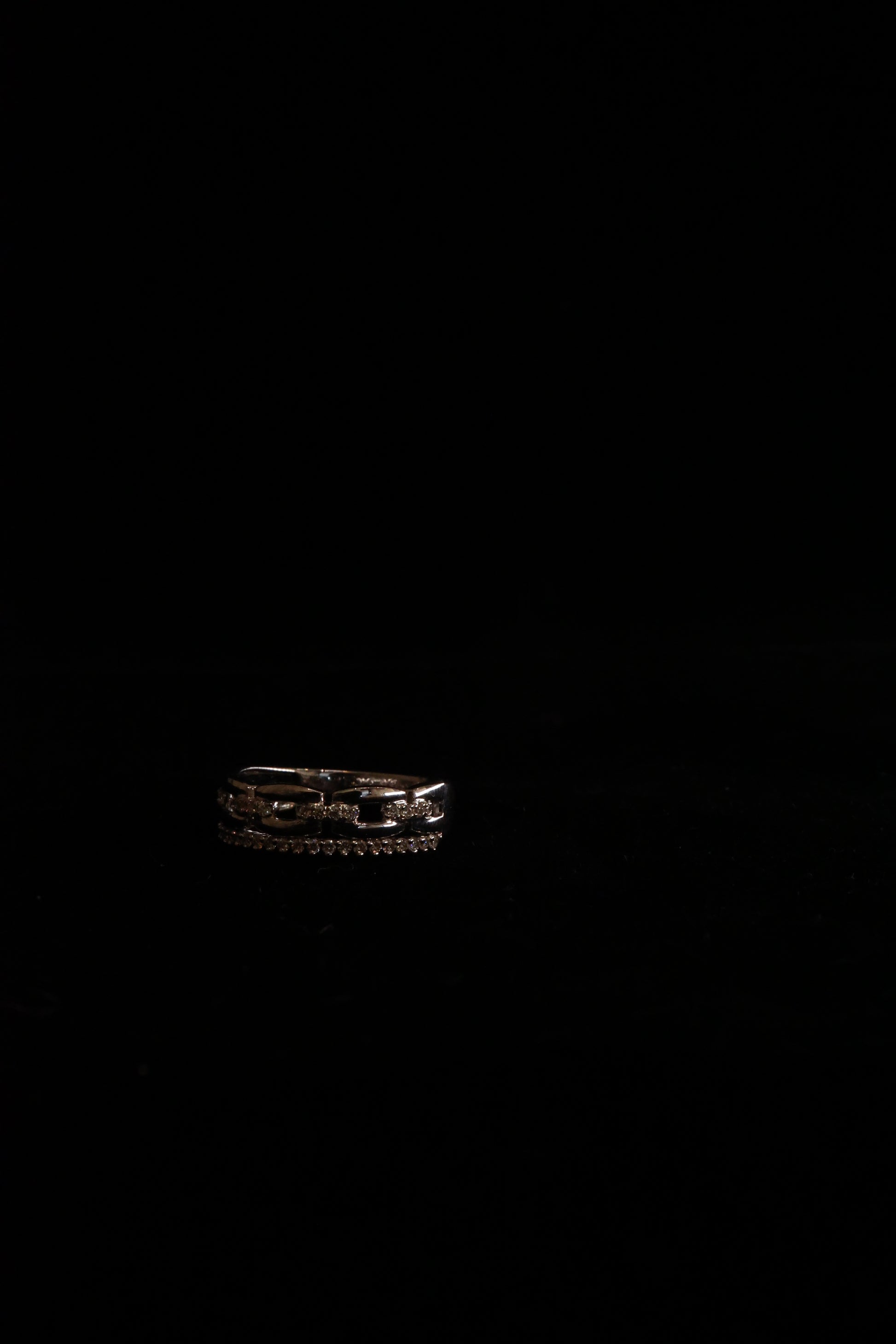 Roundel 18KW Diamond Ring